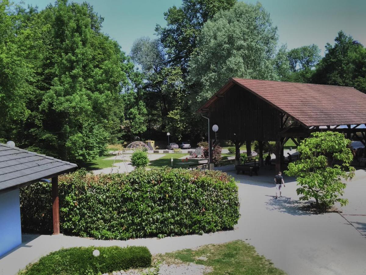 Le Camping Des 3 Lacs Belmont-Tramonet Exteriör bild